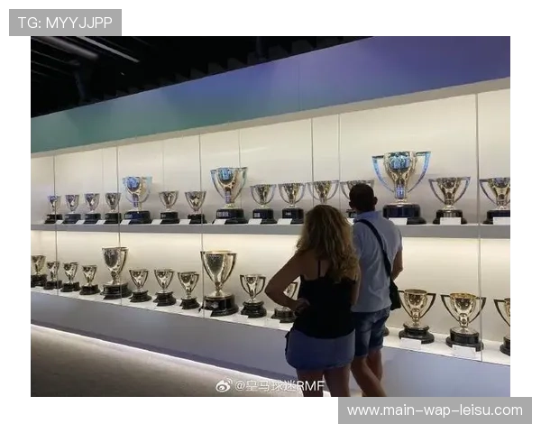 欧冠奖杯巡展抵达马德里，数千球迷排队合影留念