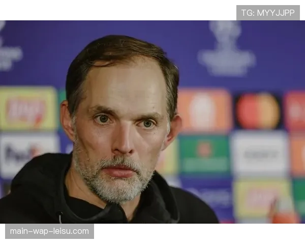 特写：镜头捕捉拜仁教练组激烈讨论，图赫尔手舞足蹈布置战术