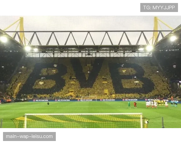 球迷文化:多特蒙德南看台再次展示震撼TIFO,致敬俱乐部历史