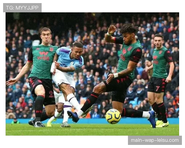 从崩盘到稳固：通讯回顾阿斯顿维拉整个赛季的后防线改造历程